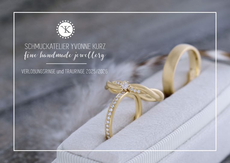 Cover Bild des aktuellen Trauring Kataloges - Goldring mit ovalem, gruenen Turmalin von Brillanten umrahmt