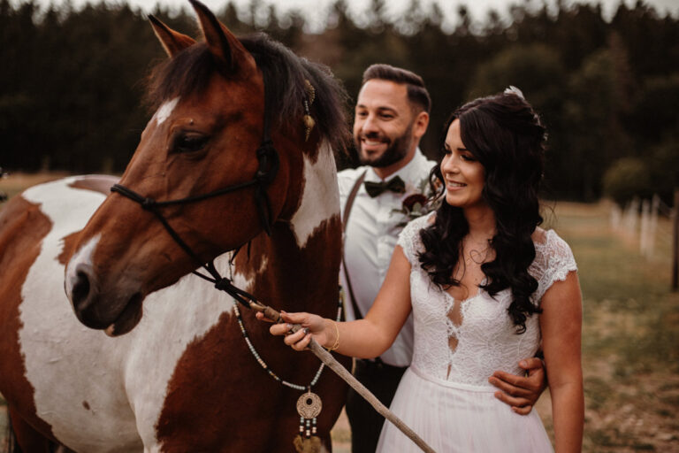 Wild West Lovers - Hochzeitsinspiration - Styled Shooting - Brautpaar mit Pferd