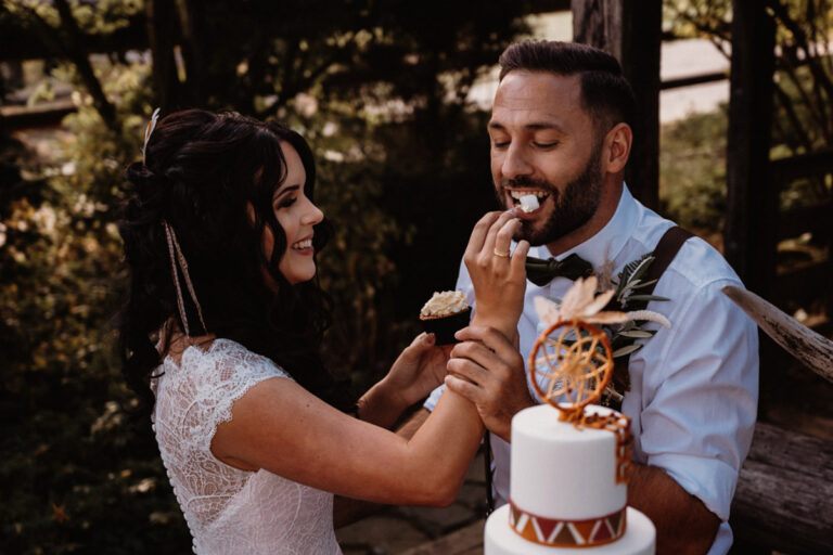 Wild West Lovers - Hochzeitsinspiration - Styled Shooting - Brautpaar beim Anschneiden der Torte