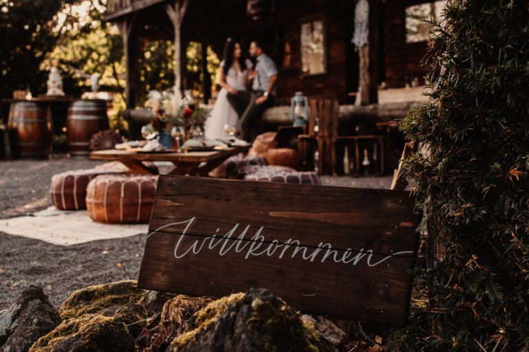 Wild West Lovers - Hochzeitsinspiration - Styled Shooting - gedeckte Tische im Aussenbereich