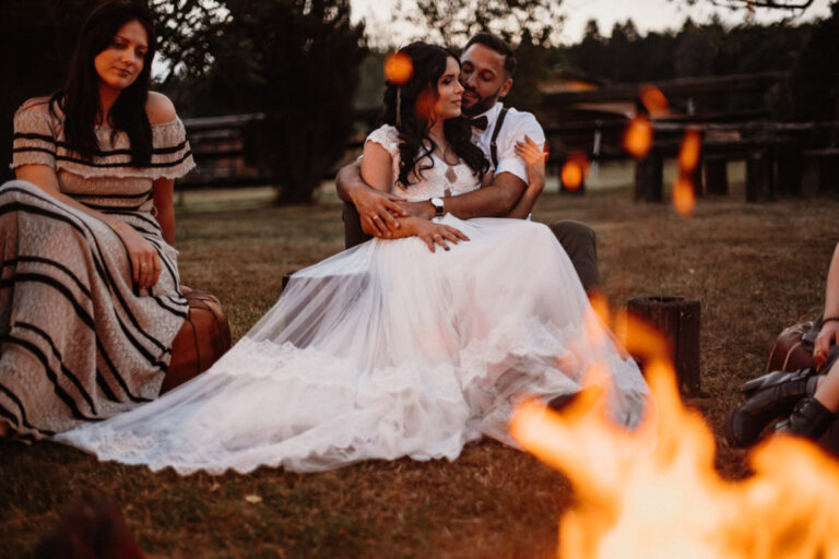 Wild West Lovers - Hochzeitsinspiration - Styled Shooting - Brautpaar am Lagerfeuer