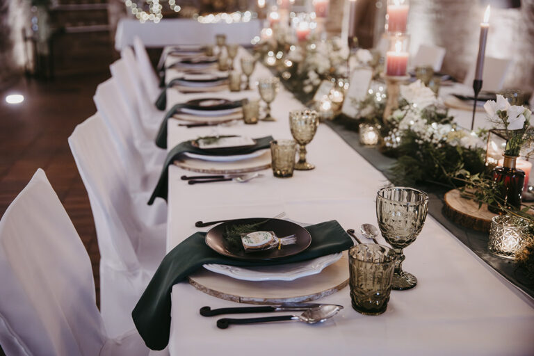 Green Fairytale Wedding - Hochzeitsinspiration - Styled Shooting gedeckter Tisch