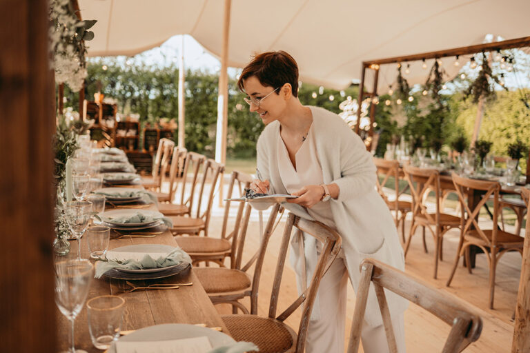 Gartenhochzeit - Hochzeitsinspiration - Styled Shooting - festlich gedeckte Tische im Zelt