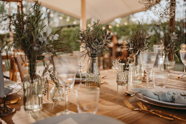 Gartenhochzeit - Hochzeitsinspiration - Styled Shooting - festlich gedeckter Tisch