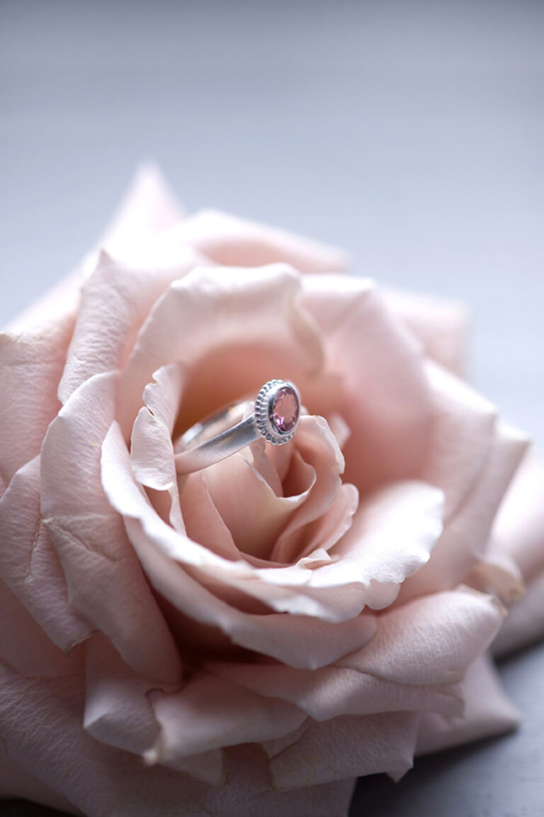 Wild Romance - Set 2- Hochzeitsinspiration - Styled Shooting - Ring in Rose