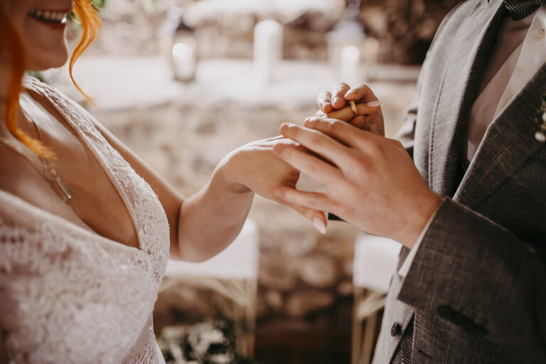 Green Fairytale Wedding - Hochzeitsinspiration - Styled Shooting Brautpaar beim Tauschen der Ringe