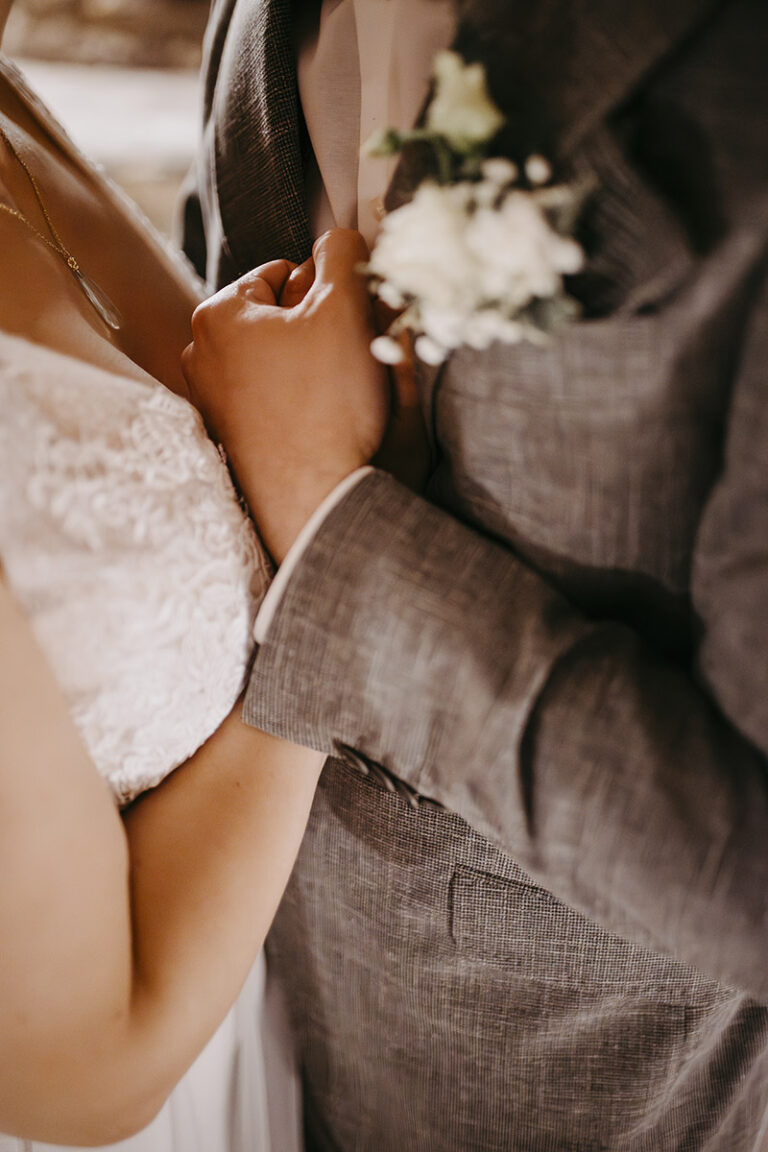 Green Fairytale Wedding - Hochzeitsinspiration - Styled Shooting Brautpaar Detail