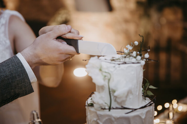 Green Fairytale Wedding - Hochzeitsinspiration - Styled Shooting Anschneiden der Hochzeitstorte
