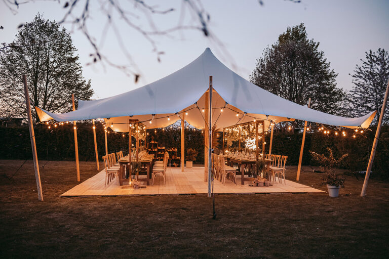 Gartenhochzeit - Hochzeitsinspiration - Styled Shooting - festlich gedeckte Tische im Zelt Sonnenuntergang