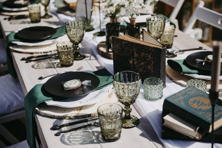 Green Fairytale Wedding - Hochzeitsinspiration - Styled Shooting festlich gedeckter Tisch