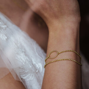 Brautschmuck fotografiert von Saja Seus: Braut mit Armband Silber rosegoldplattiert