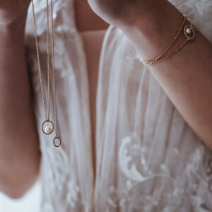 Brautschmuck fotografiert von Saja Seus: Braut mit Armband und Perlanhaengern in roségoldplattiertem Silber