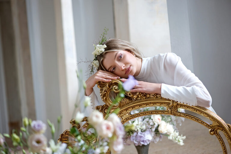 Endless Love- Hochzeitsinspiration - Styled Shooting- Braut mit Spiegel