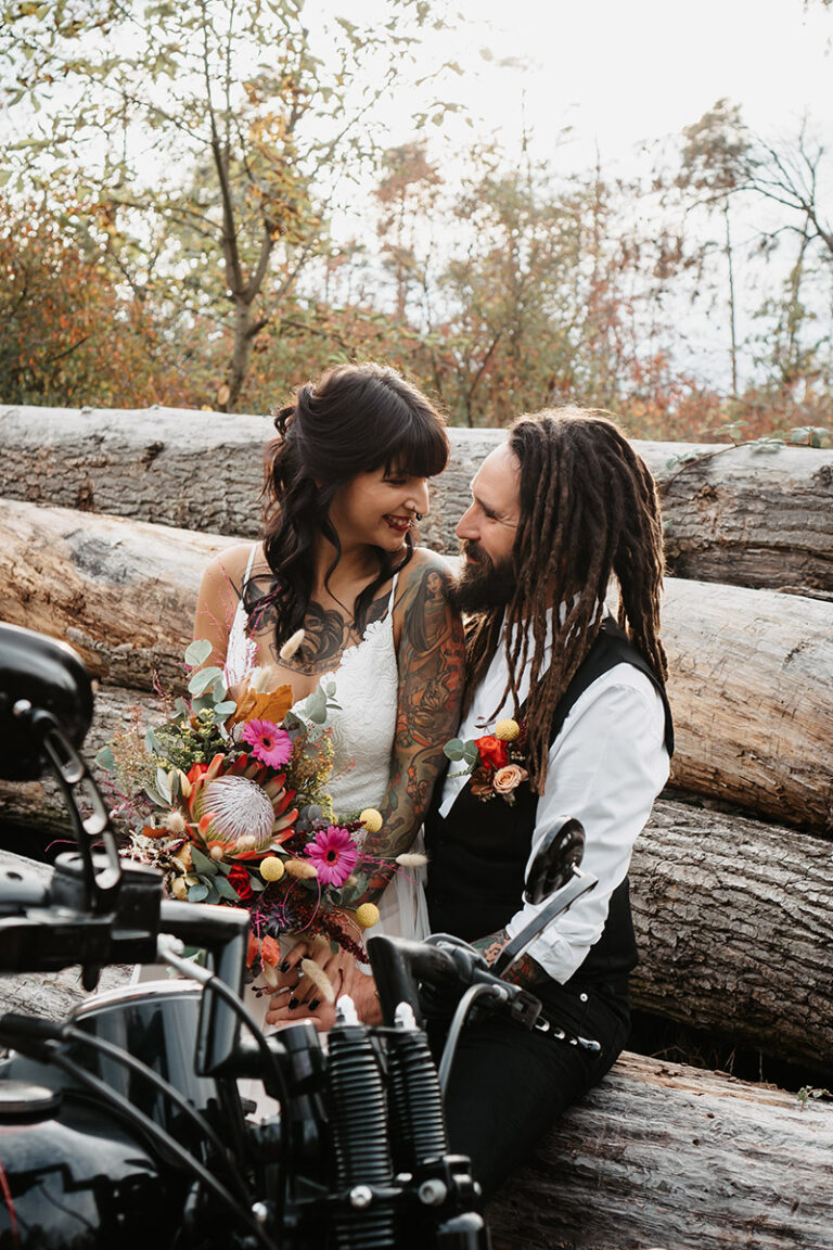 Rocky - Hochzeitsinspiration - Styled Shooting - Brautpaar mit Motorrad und Brautstrauss