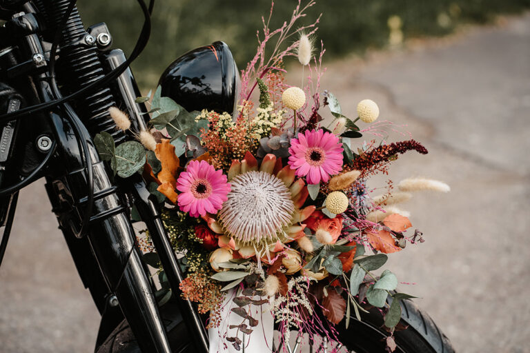 Rocky - Hochzeitsinspiration - Styled Shooting - Motorrad mit Brautstrauss