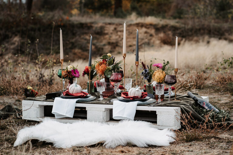 Rocky - Hochzeitsinspiration - Styled Shooting - festlich gedeckter Tisch im Freien