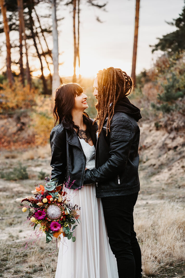 Rocky - Hochzeitsinspiration - Styled Shooting - Brautpaar bei Sonnenuntergang