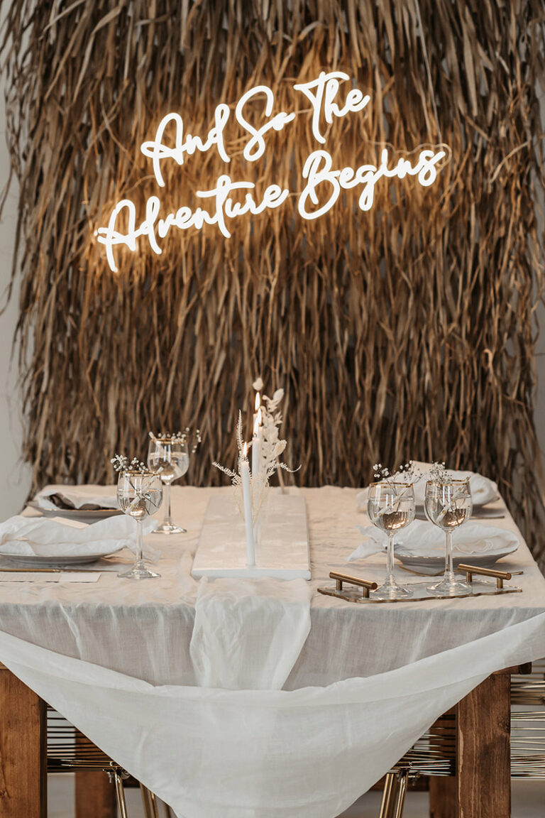 OffWhite- Hochzeitsinspiration - Styled Shooting - festliche Tischdekoration mit Neonschrift