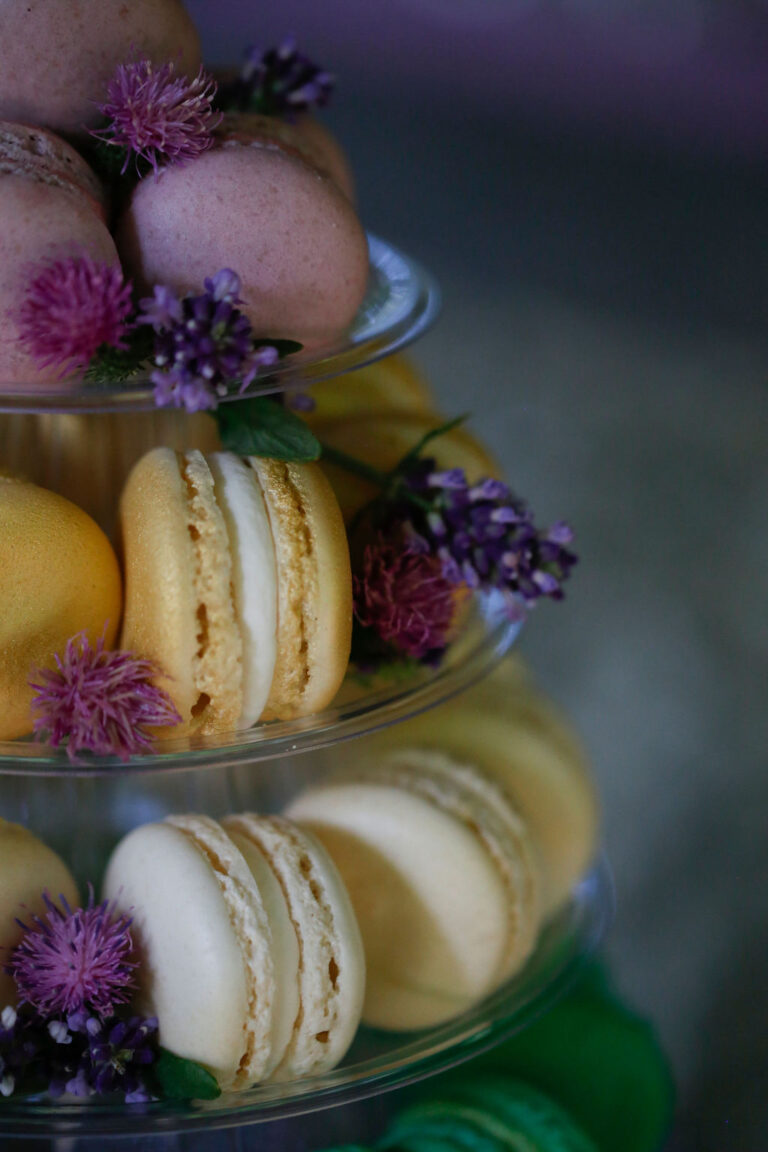 Asia meets Provence - Hochzeitsinspiration - Styled Shooting - Sweet Table mit Macarons
