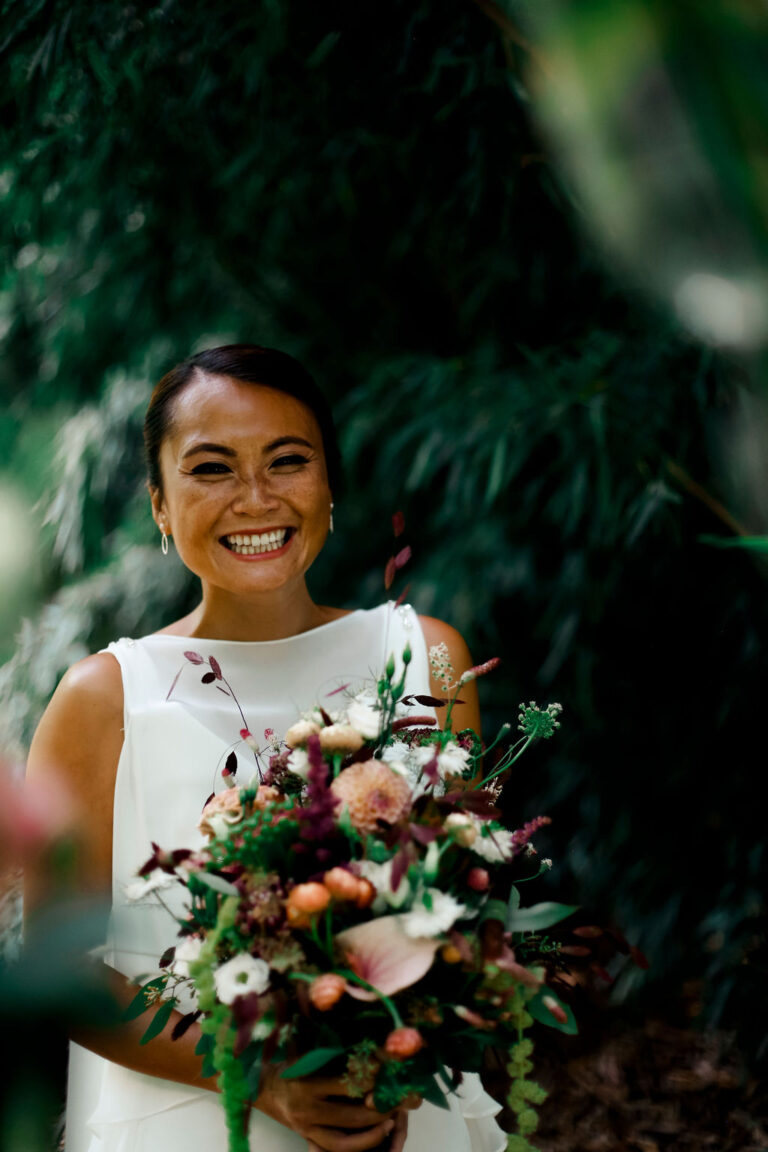 Asia meets Provence - Hochzeitsinspiration - Styled Shooting - Braut mit Brautstrauss