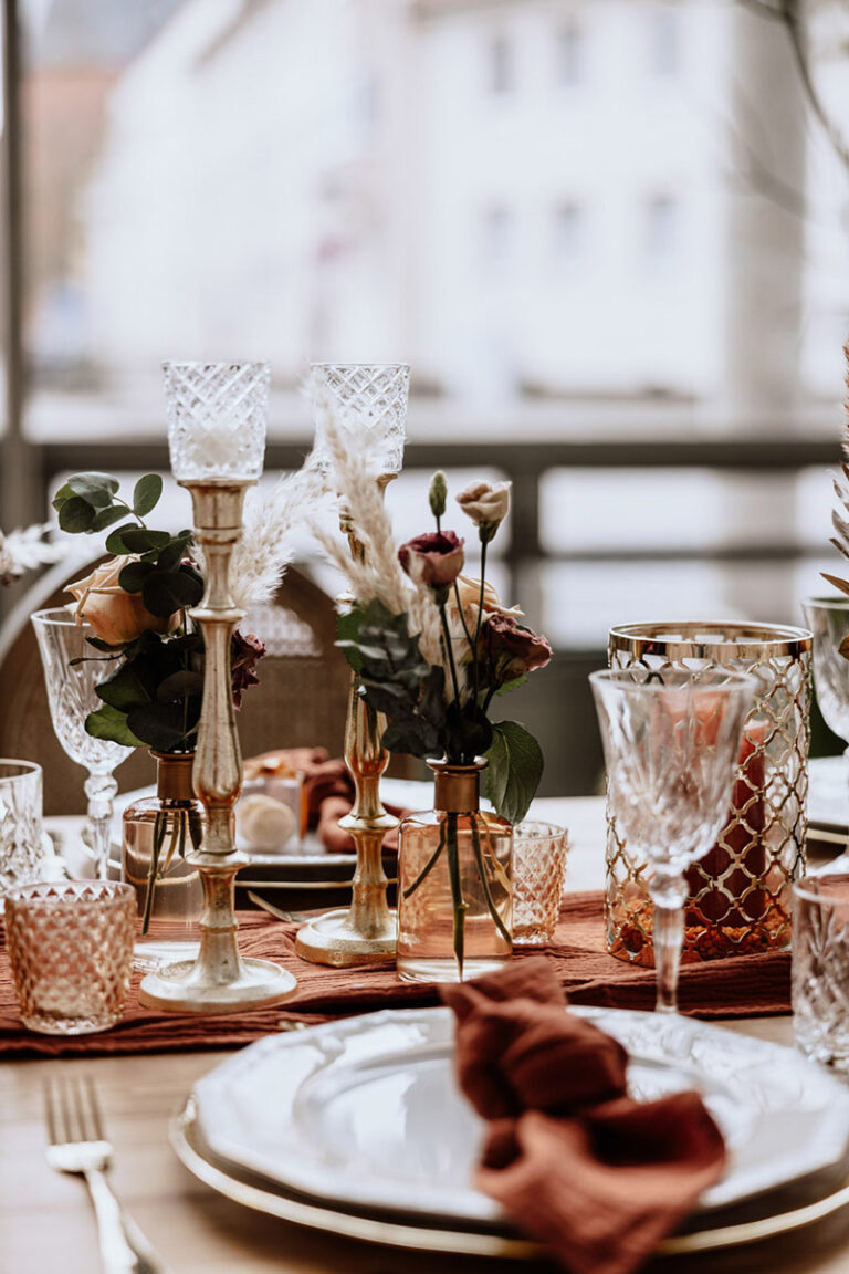 Romantik trifft Eleganz- Hochzeitsinspiration - Styled Shooting-festlich gedeckter Tisch