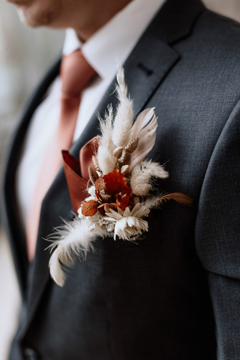 Romantik trifft Eleganz- Hochzeitsinspiration - Styled Shooting- Braeutigam Detail