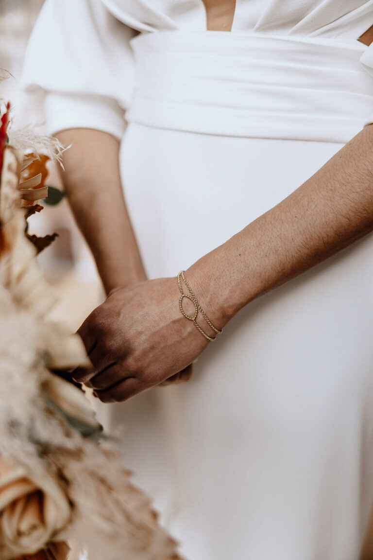Romantik trifft Eleganz- Hochzeitsinspiration - Styled Shooting- Braut mit Brautstrauss und Armband