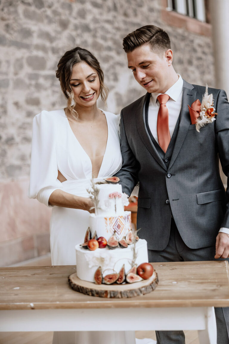 Romantik trifft Eleganz- Hochzeitsinspiration - Styled Shooting - Brautpaar beim Anschneiden der Hochzeitstorte