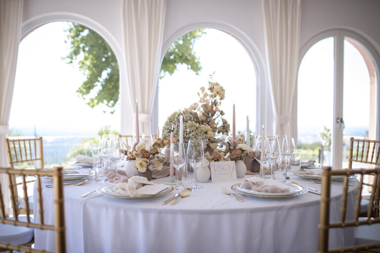 Nude Tone Wedding - Hochzeitsinspiration - Styled Shooting - Hochzeitstafel mit schöner Aussicht