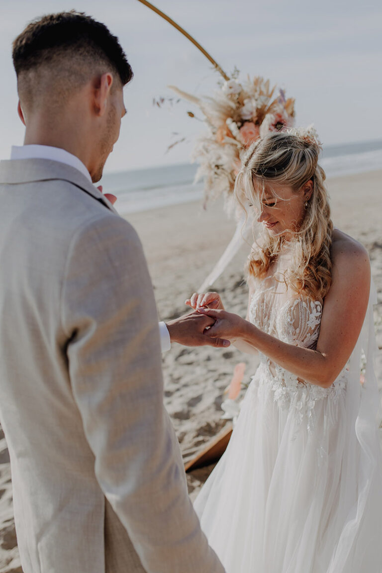 Beach Wedding - Hochzeitsinspiration - Styled Shooting Paar am Strand Ringetausch