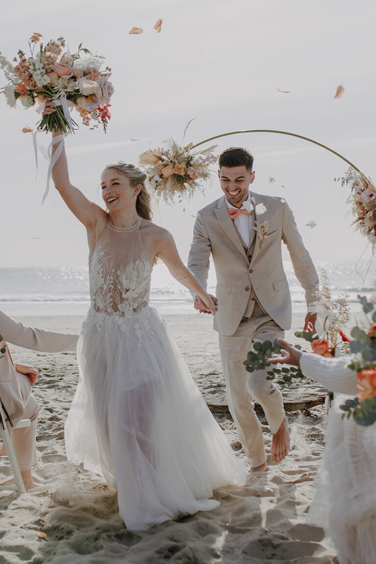 Beach Wedding - Hochzeitsinspiration - Styled Shooting Paar am Strand mit Traubogen