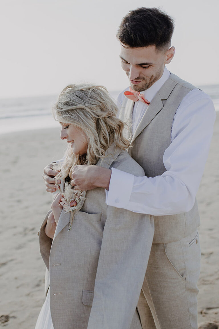 Beach Wedding - Hochzeitsinspiration - Styled Shooting Paar am Strand