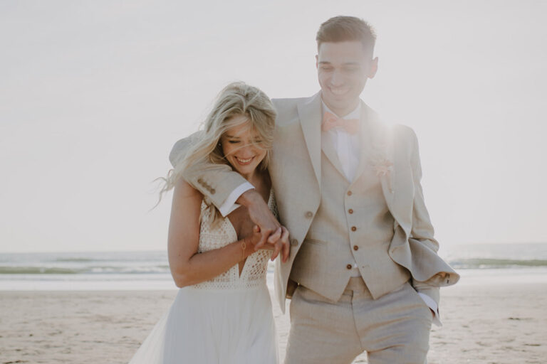 Beach Wedding - Hochzeitsinspiration - Styled Shooting Paar am Strand mit Sonnenuntergang