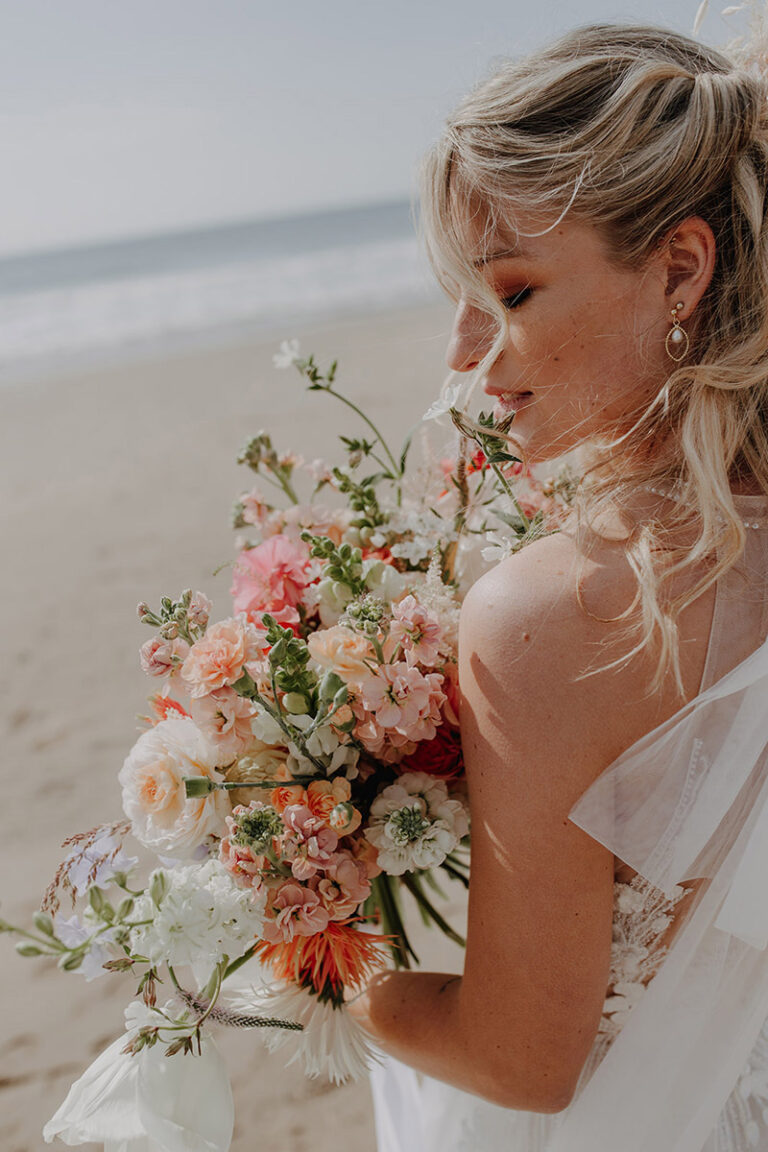 Beach Wedding - Hochzeitsinspiration - Styled Shooting Braut mit Brautschrauss