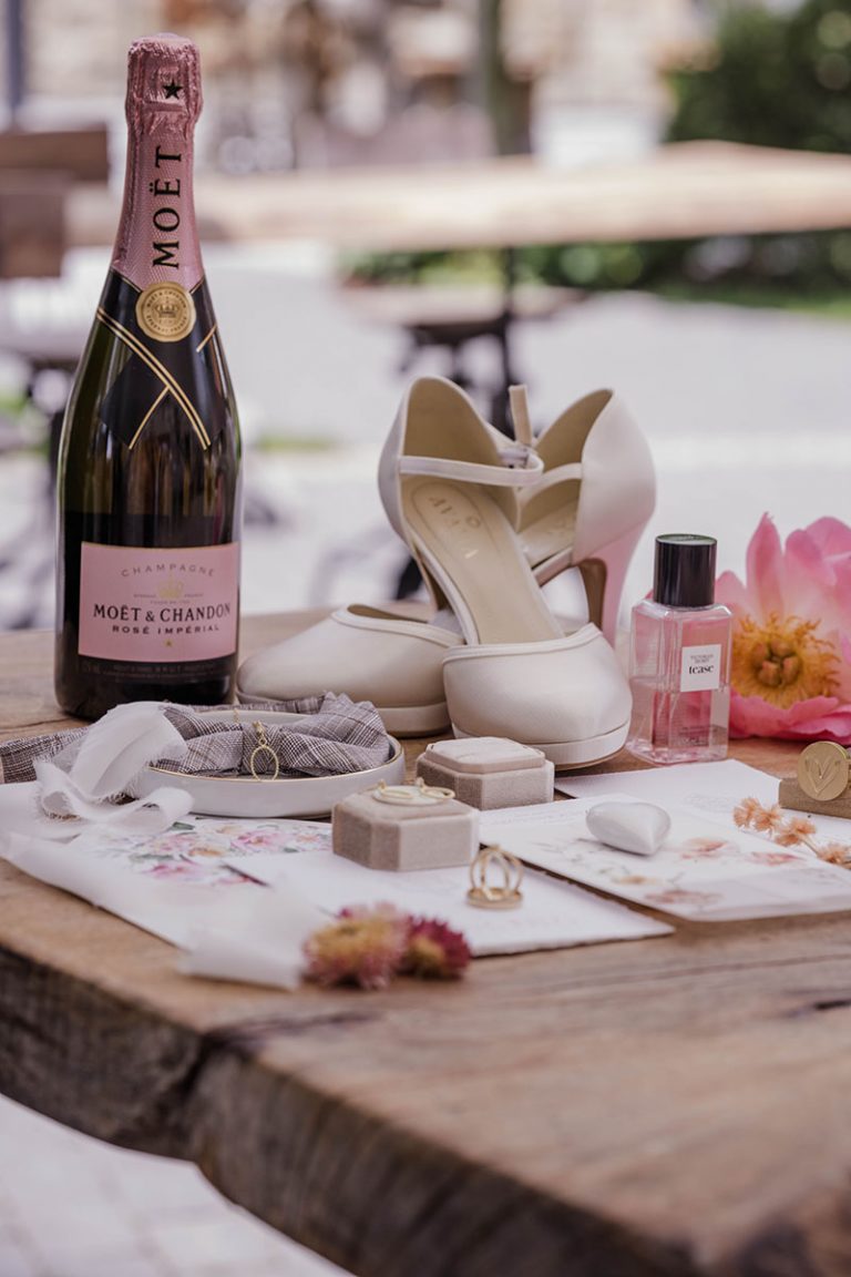 Flatlay Aufnahme der Hochzeitsaccessoires - Trauringe, Brautschmuck, Brautschuhe, Hochzeitspapeterie