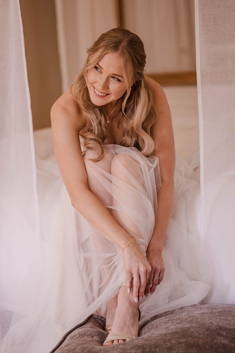 Braut beim Anziehen ihrer Brautschuhe