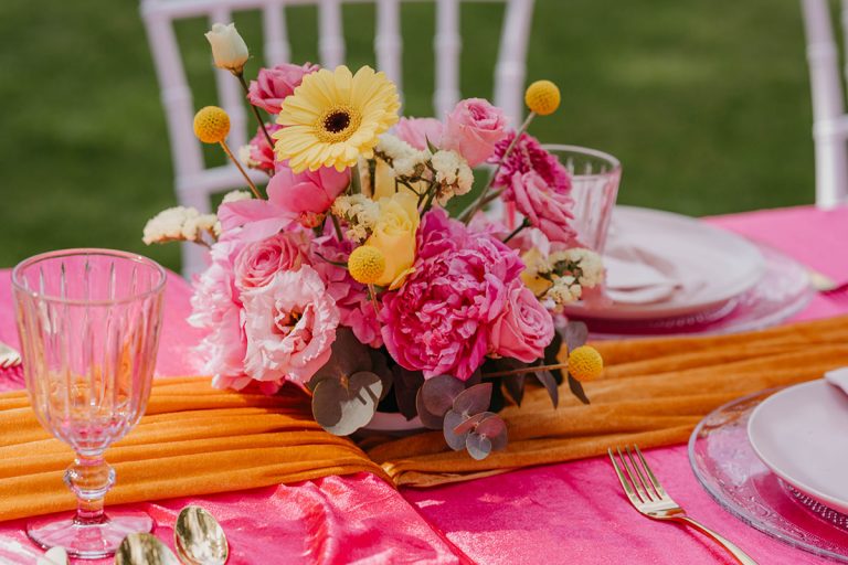 Blumengesteck mit rosafarbenen, pinken und Gelben Blueten