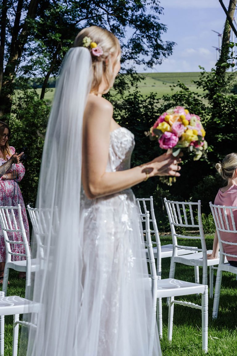 Braut schreitet zum Altar