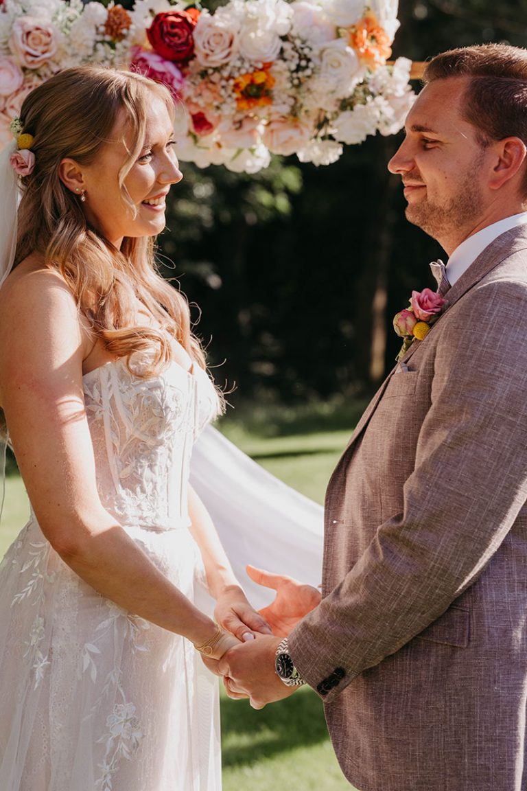 Brautpaar hält sich an den Händen