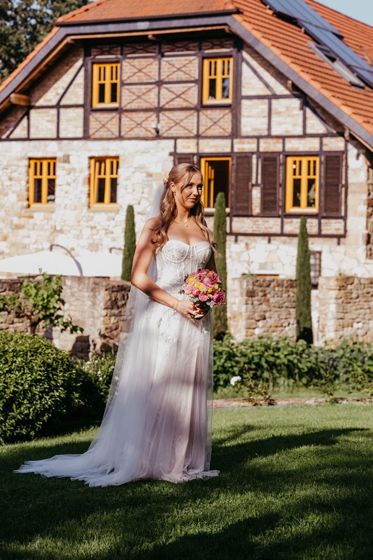 Braut schreitet zur Trauung