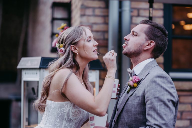 Braut fuettert Braeutigam mit Popcorn