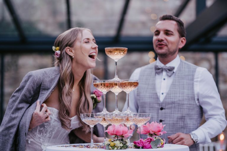 Pyramide aus Champagnerglaesern mit rosefarbenen Campagner