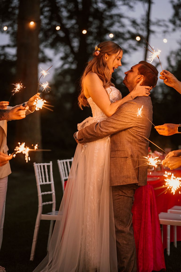 Brautpaar am Abend von Wunderkerzen beleutet